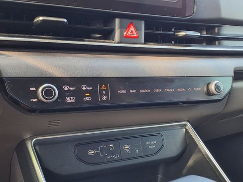 Used 2025 Kia Carnival EX FWD image 17