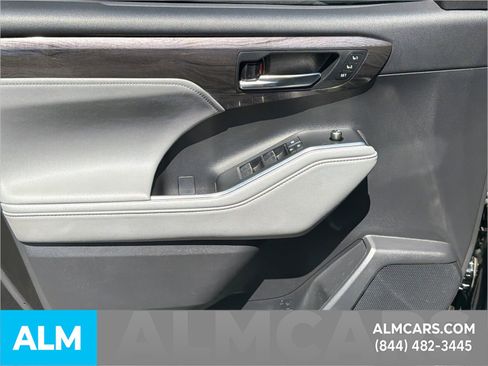 Used 2021 Toyota Highlander Platinum AWD/4WD image 11