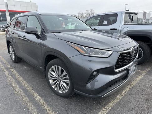 Used 2025 Toyota Highlander Platinum image 2