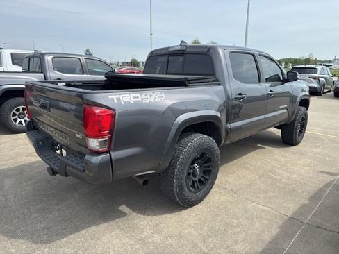 Used 2016 Toyota Tacoma TRD Sport image 10