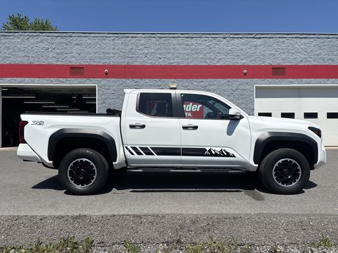 Certified 2024 Toyota Tacoma TRD Off-Road AWD/4WD image 1