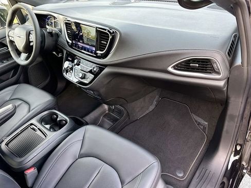 Used 2024 Chrysler Pacifica Select image 30