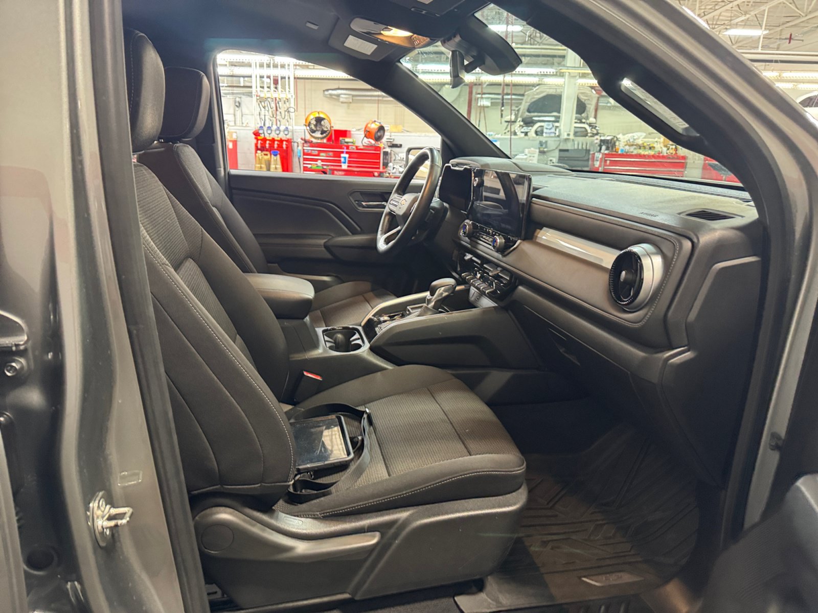 Used 2024 Chevrolet Colorado LT w/ LT Convenience Package II RWD image 19