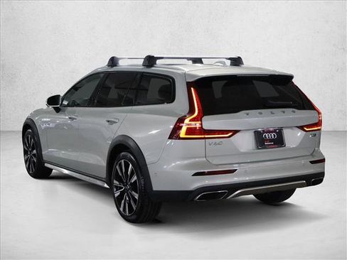 Used 2020 Volvo V60 T5 Cross Country image 9