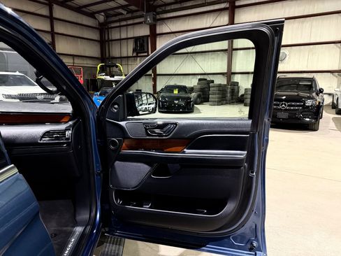 Used 2019 Lincoln Navigator Select w/ Technology Package RWD image 24