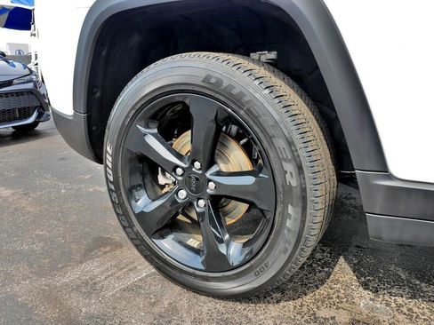 Used 2023 Jeep Grand Cherokee Altitude AWD/4WD image 9