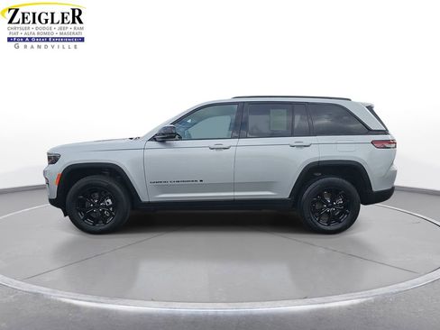 Certified 2024 Jeep Grand Cherokee Altitude image 8
