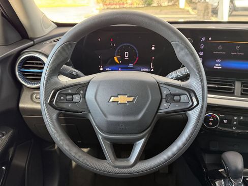 Used 2025 Chevrolet Trax LT FWD image 28