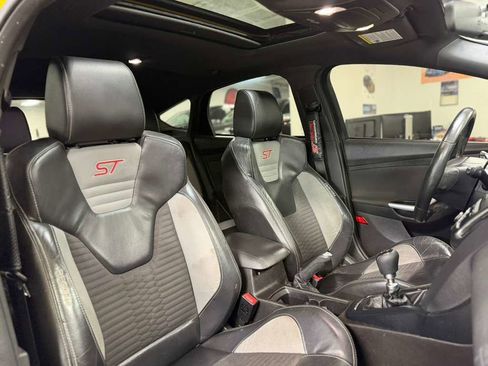 Used 2017 Ford Focus ST w/ Equipment Group 401A FWD image 17