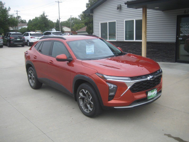 Used 2024 Chevrolet Trax LT w/ Driver Confidence Package FWD image 2