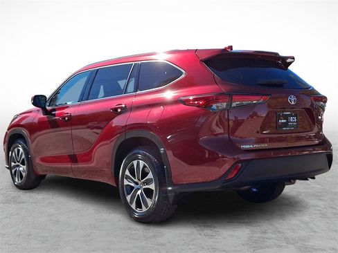 Used 2020 Toyota Highlander XLE image 6