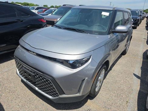 Used 2025 Kia Soul LX w/ LX Technology Package FWD image 2