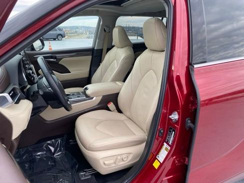 Used 2022 Toyota Highlander Limited image 17