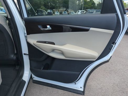 Used 2019 Kia Sorento FWD V6 image 31