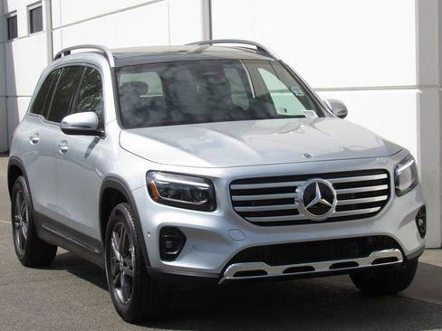 Used 2025 Mercedes-Benz GLB 250 4MATIC image 2