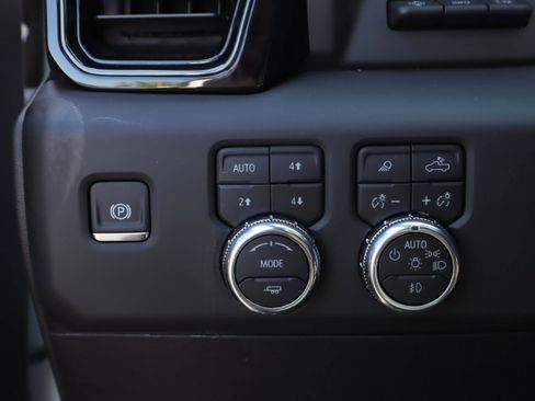 Used 2025 GMC Sierra 1500 AT4 w/ Technology Package AWD/4WD image 24