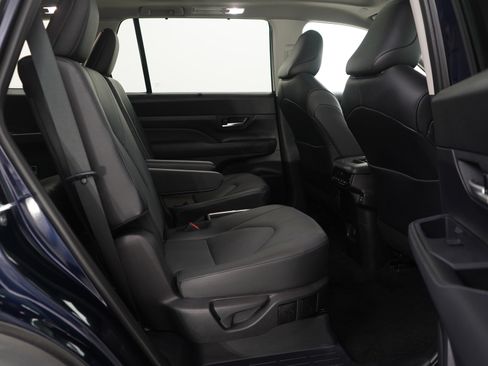 Used 2025 Toyota Grand Highlander AWD image 11