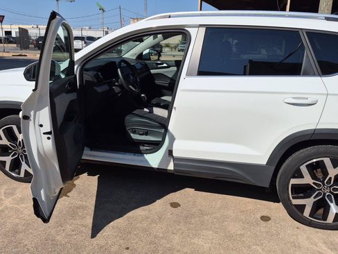 Used 2022 Volkswagen Taos SEL w/ Panoramic Sunroof Package AWD/4WD image 9