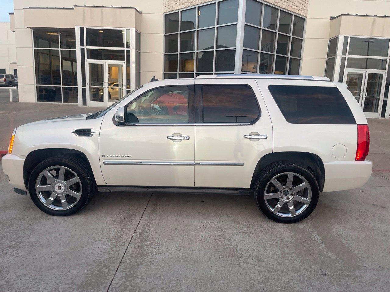 Used 2009 Cadillac Escalade AWD image 4