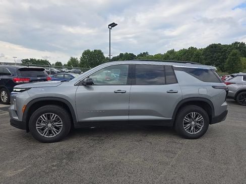 Used 2025 Chevrolet Traverse LT w/ Driver Confidence Package FWD image 4