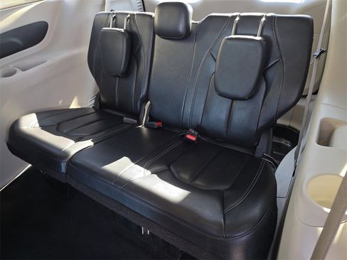 Used 2022 Chrysler Pacifica Touring-L image 16