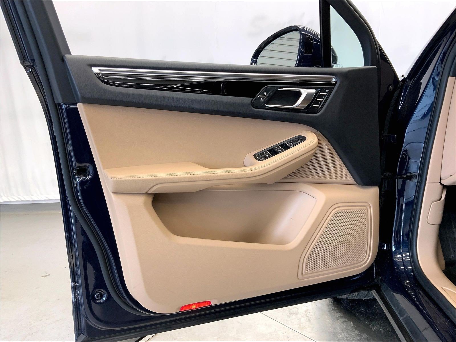 Certified 2023 Porsche Macan AWD/4WD image 28