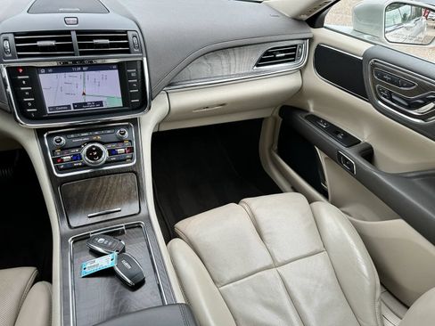 Used 2019 Lincoln Continental Select w/ Continental Climate Package FWD image 22