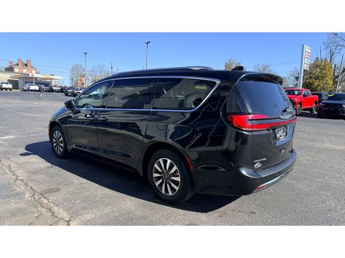 Used 2021 Chrysler Pacifica Touring-L image 6