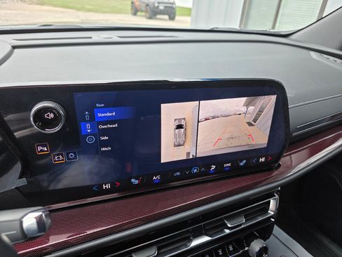 Used 2025 Chevrolet Traverse Z71 w/ Driver Confidence Package image 16