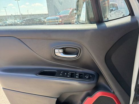 Used 2017 Jeep Renegade Trailhawk w/ Cold Weather Group II AWD/4WD image 14