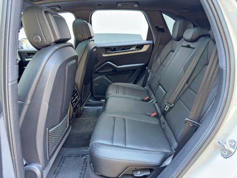 Used 2025 Porsche Cayenne w/ Premium Package Plus AWD/4WD image 44