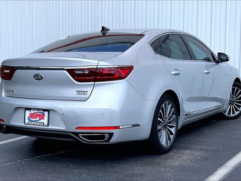 Used 2018 Kia Cadenza Premium w/ Luxury Package FWD image 10