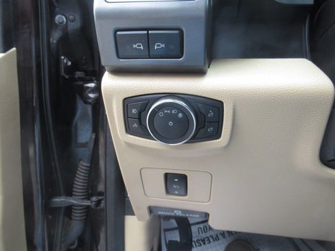 Used 2019 Ford F250 XLT w/ XLT Premium Package AWD/4WD image 16