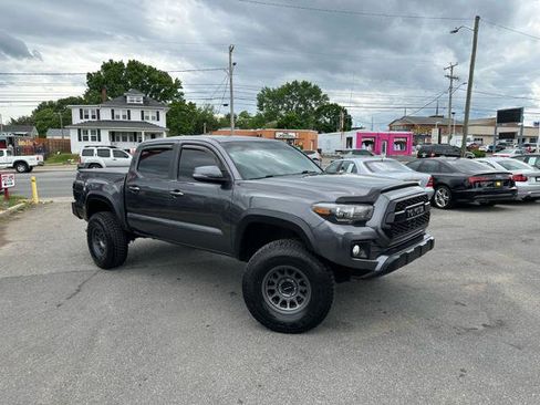 Used 2017 Toyota Tacoma TRD Sport AWD/4WD image 2