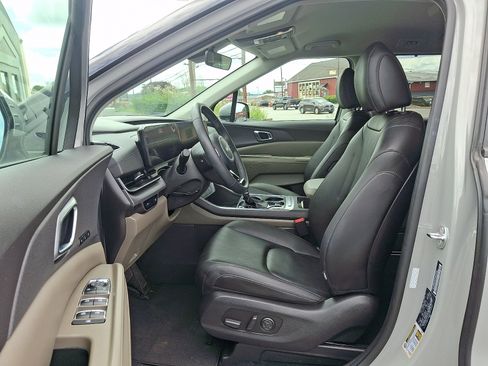 Used 2025 Kia Carnival EX FWD image 17