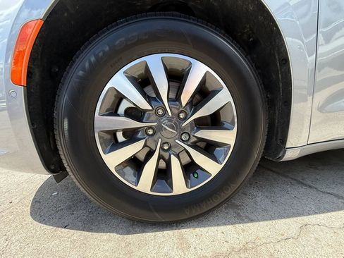 Used 2021 Chrysler Pacifica Touring-L w/ Premium & Safety Sphere Group FWD image 22