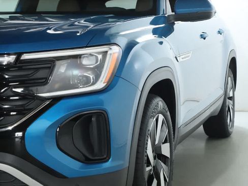 Certified 2024 Volkswagen Atlas Cross Sport SE AWD/4WD image 4