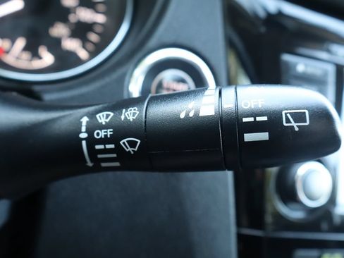 Used 2018 Nissan Rogue SL FWD image 32