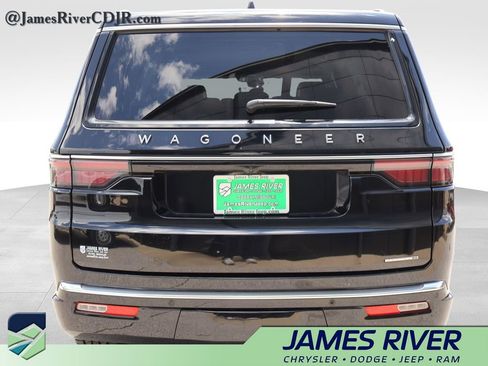 Used 2024 Jeep Wagoneer Series II w/ Flexible Seating Group RWD image 4