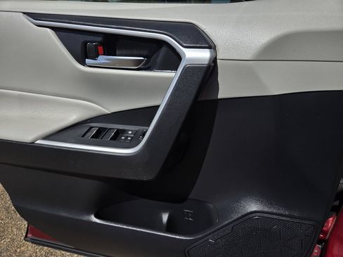 Used 2019 Toyota RAV4 XLE Premium FWD image 16