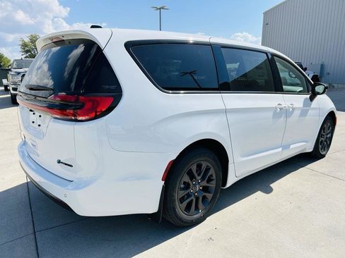 New 2026 Chrysler Pacifica Select w/ Quick Order Package 2EV image 41