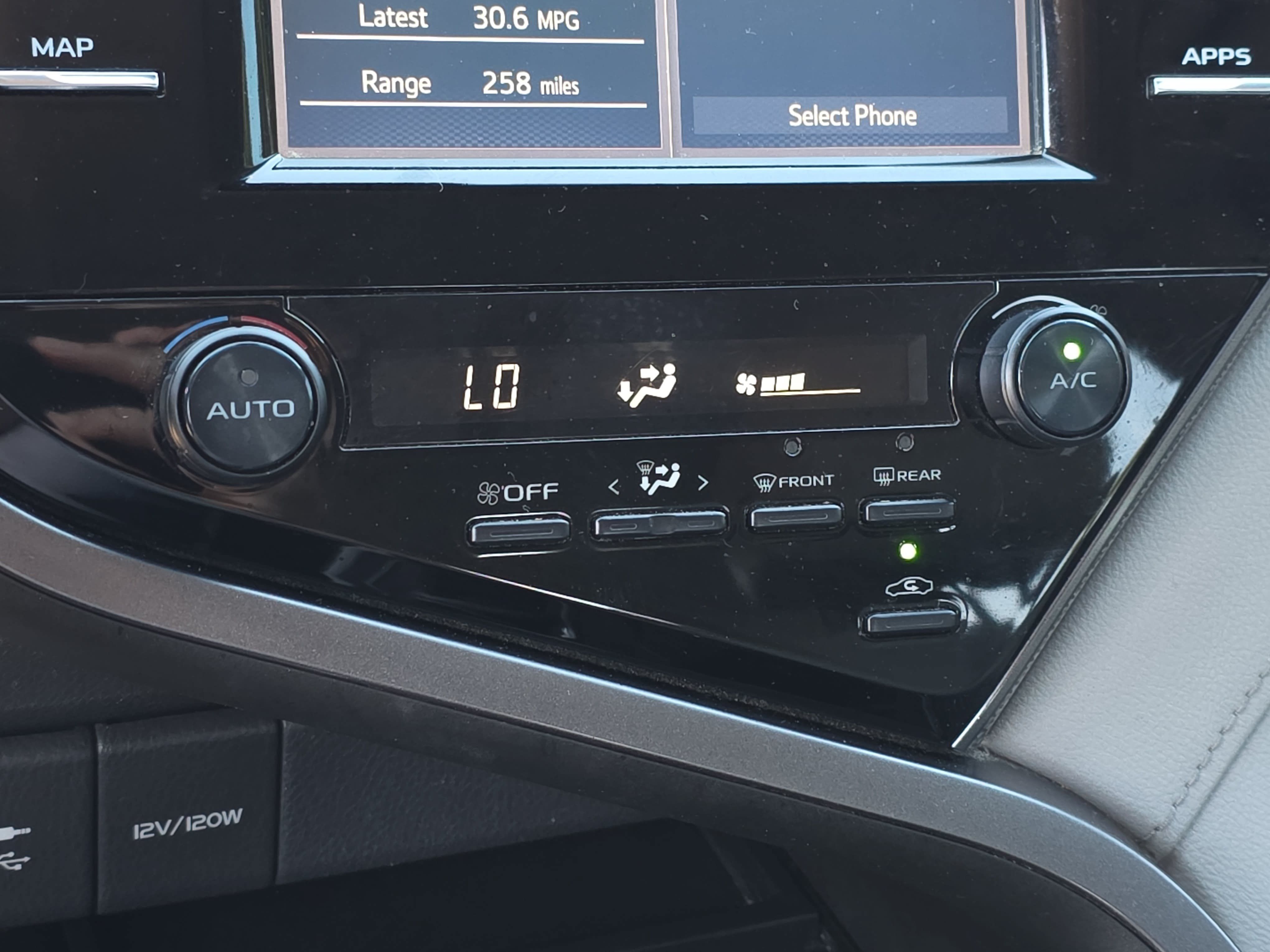 Used 2019 Toyota Camry SE FWD image 21