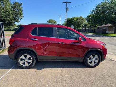 Used 2019 Chevrolet Trax LT w/ LT Convenience Package FWD image 6