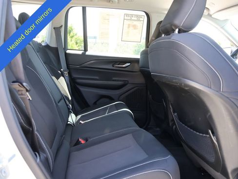 Used 2024 Jeep Grand Cherokee Laredo RWD image 12
