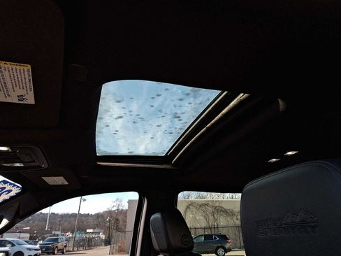 Used 2022 Chevrolet Silverado 1500 High Country w/ Technology Package image 14