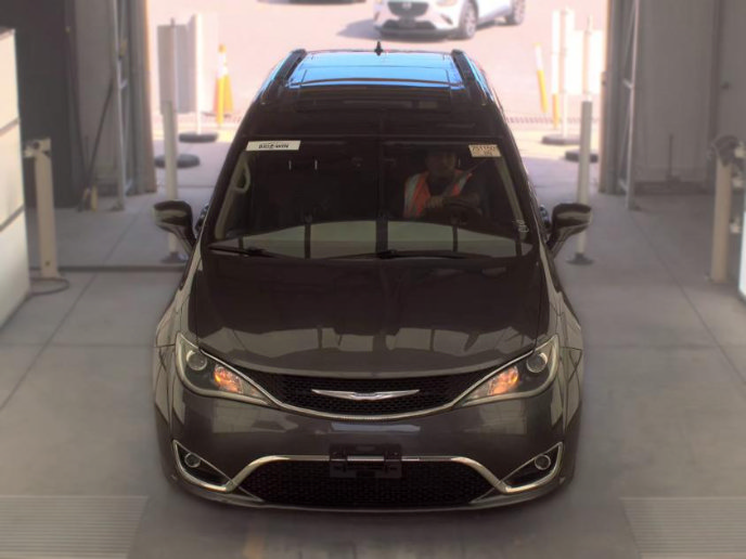 Used 2018 Chrysler Pacifica Touring-L Plus FWD image 2