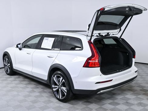 Used 2025 Volvo V60 B5 Cross Country Plus image 33
