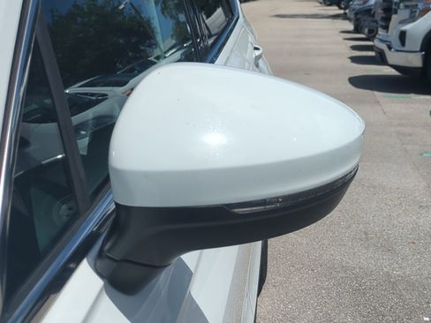 Used 2022 Volkswagen Tiguan SE image 13