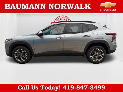 Used 2025 Chevrolet Trax LT w/ LT Convenience Package FWD image 4