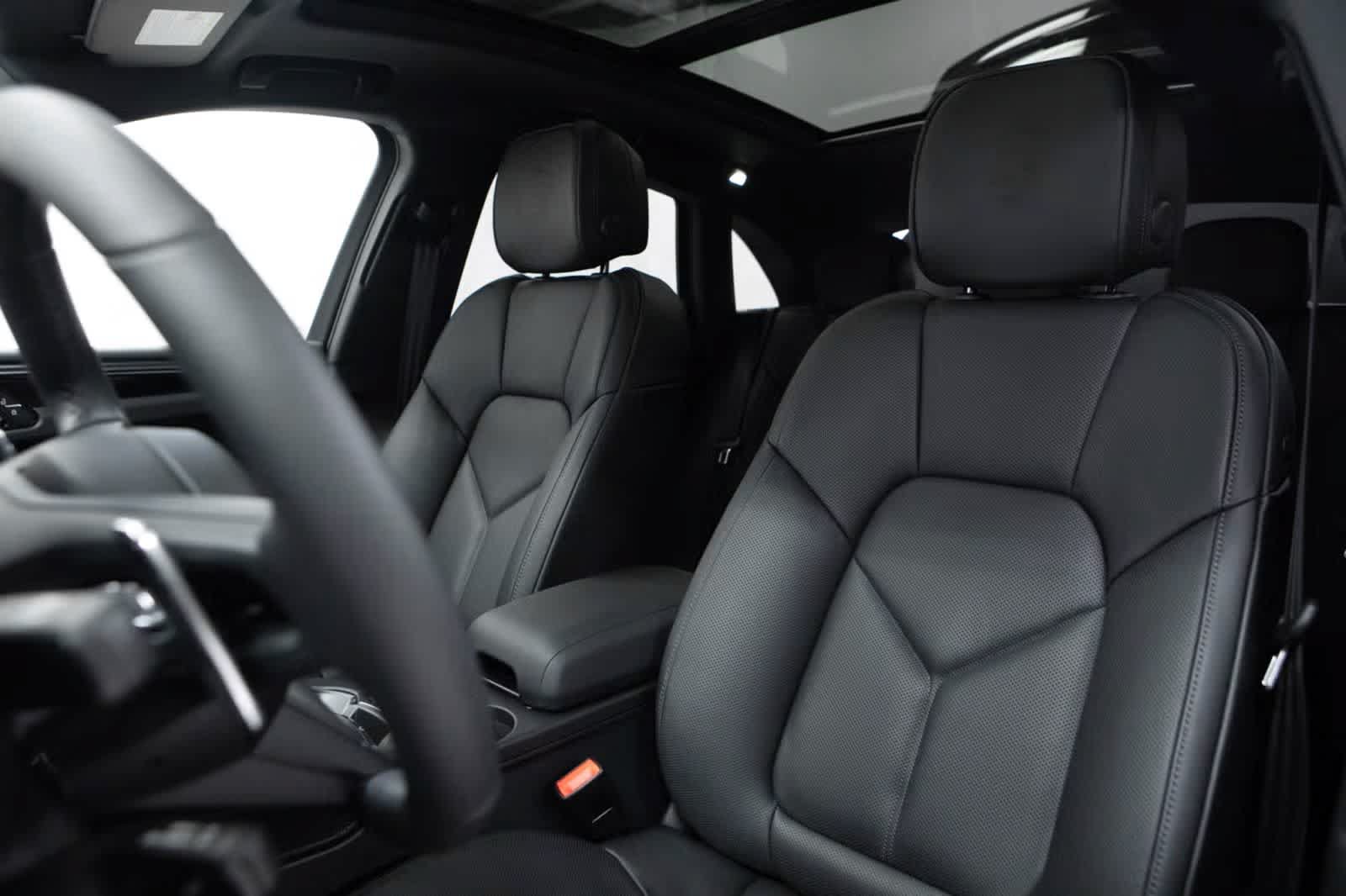 Certified 2026 Porsche Macan AWD/4WD image 5